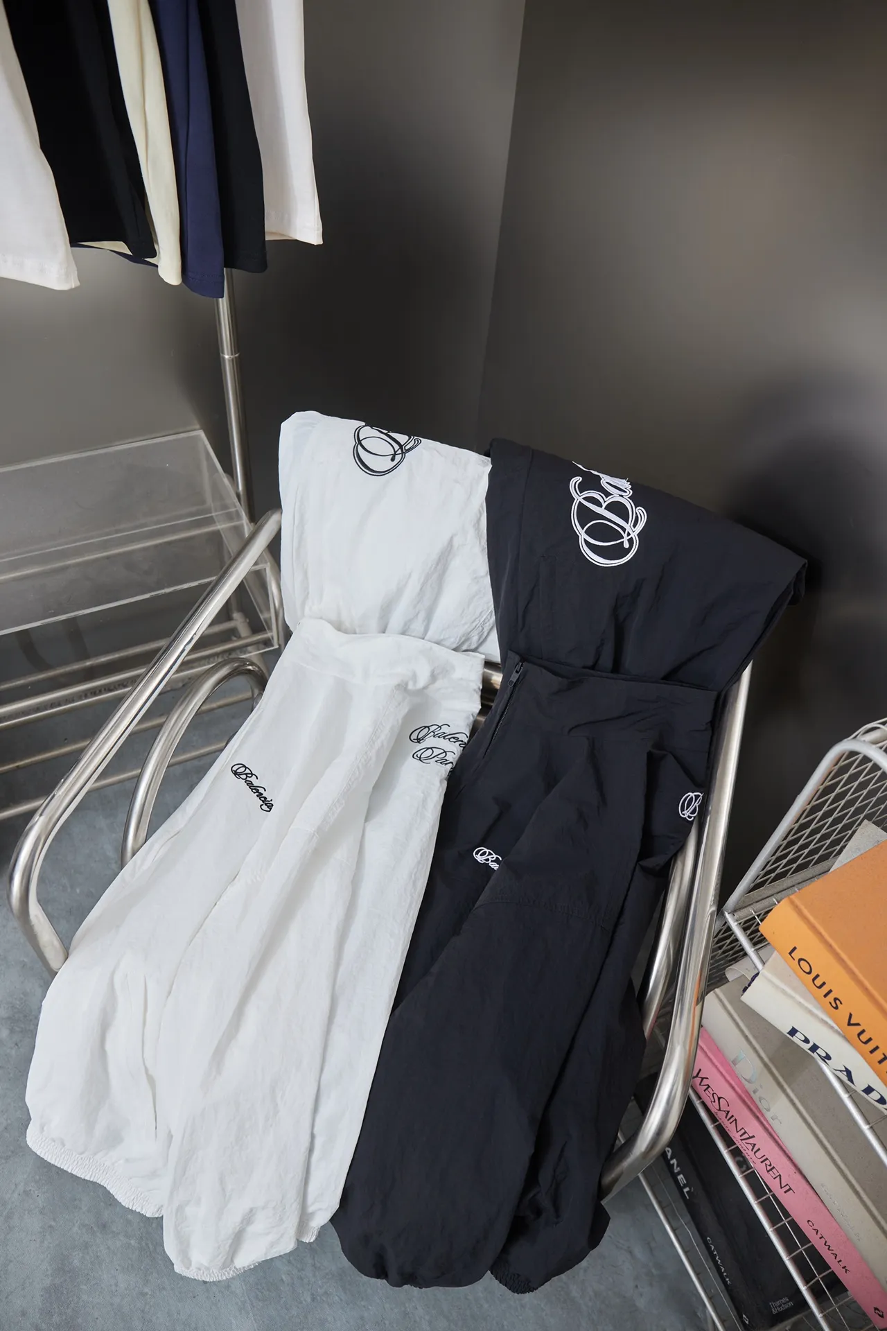 Balenciaga 𝘽𝘼𝙇𝙀𝙉𝘾𝙄𝘼𝙂𝘼 BLCG 26SS 71 cursive signature letter embroidery sports suit Light luxury A must-have item for men and women's daily commuting Correct version Welcome to compare Detailed features · Customized matt Taslan jacket fabric · The fabric has undergone a waterproof coating process · The interior is made of three-grade polyester bird's eye mesh · OS ultra-loose silhouette design · Side zipper pockets Small stand-up collar design · Internal zipper pocket design · Elastic waistband design at the hem · Customized molded hardware zipper Jacket double puller design · Tajima high-speed embroidery machine with 100,000-needle three-dimensional design · Double side pockets on trousers · Original main mark and washed tag brand packaging Color: Black/White Size: 46/48/50/52